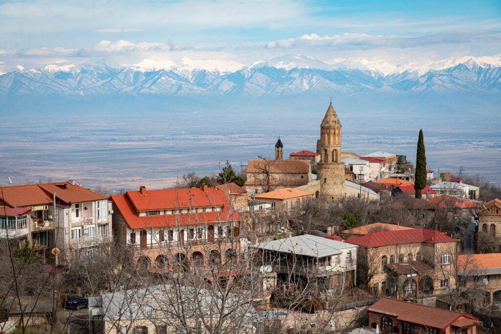Sighnaghi, la ciudad del amor, frente a las montañas del Cáucaso en Georgia