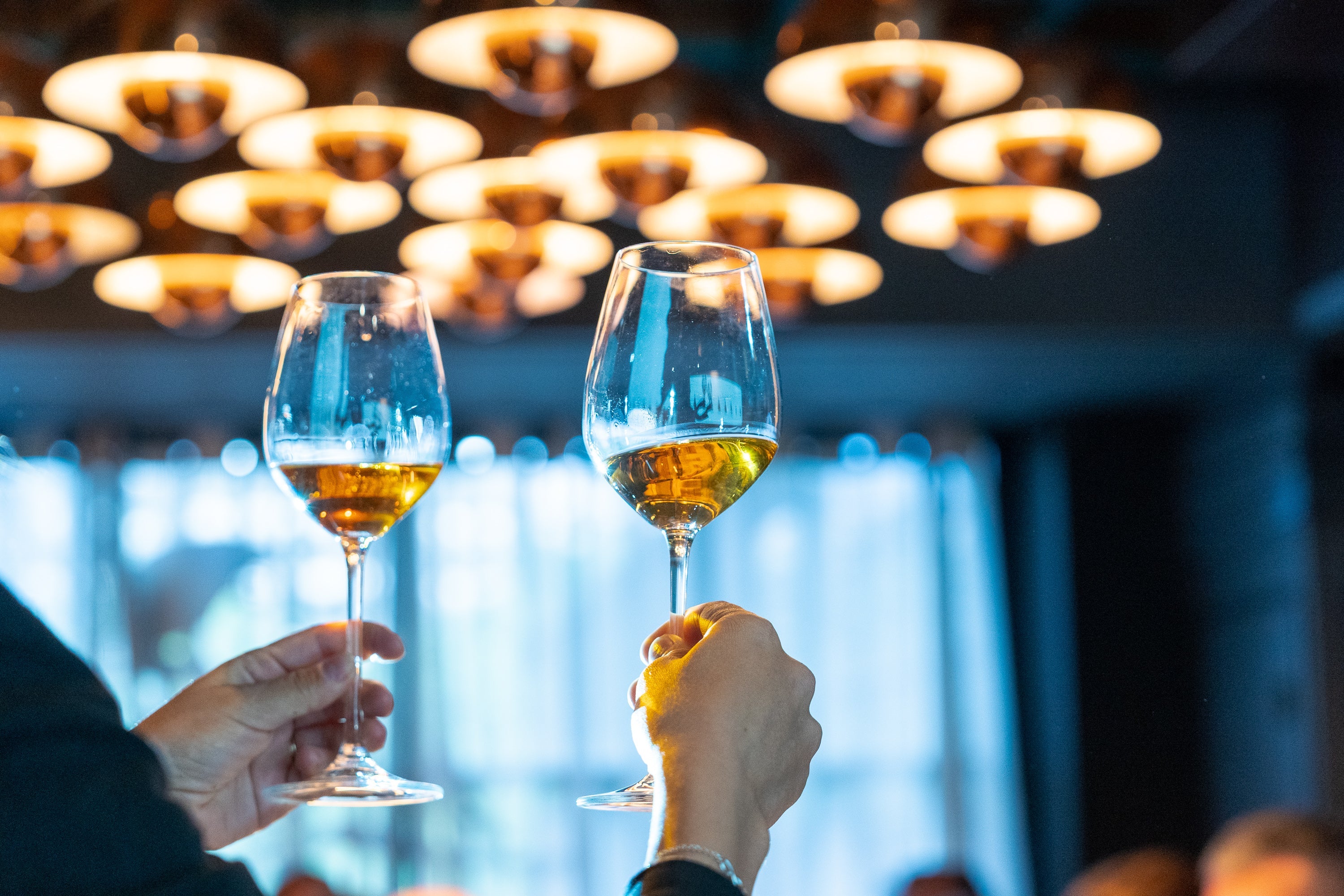 Dos copas de vino ámbar en un restaurante